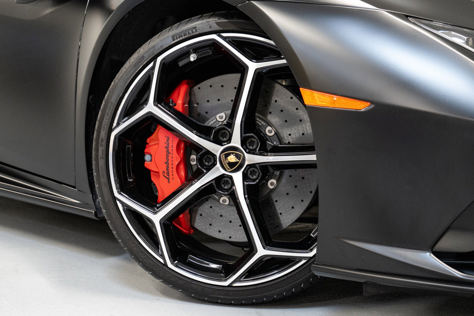 Used 2020 Lamborghini Huracan EVO image 3