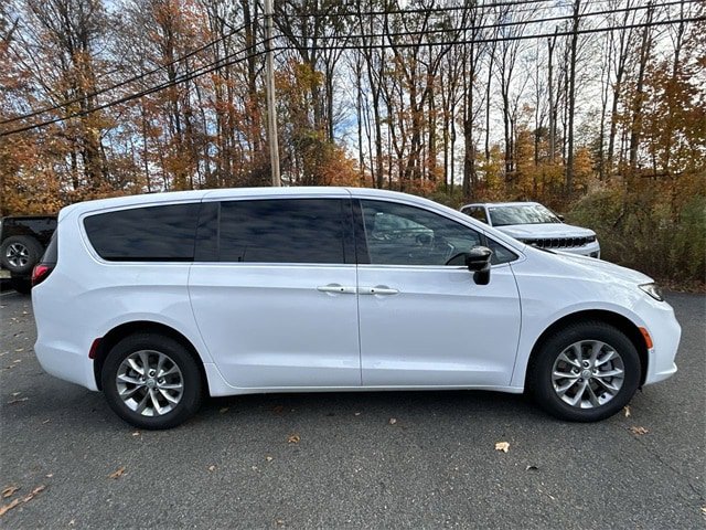 New 2026 Chrysler Pacifica Select AWD/4WD image 9