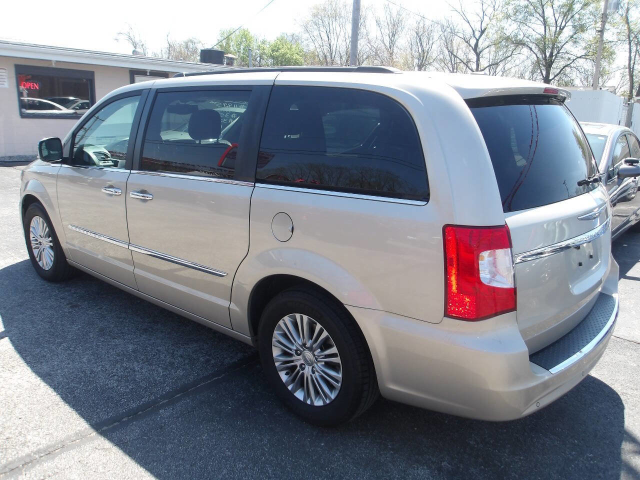Used 2015 Chrysler Town & Country Touring-L w/ Driver Convenience Group image 5