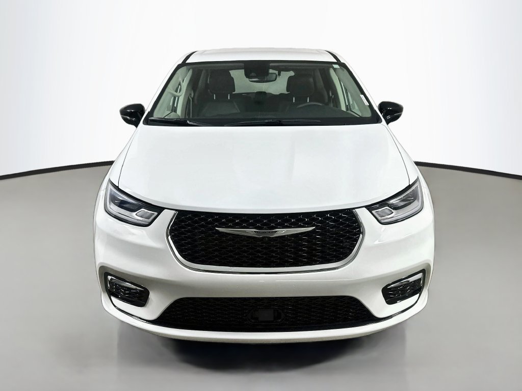 Used 2024 Chrysler Pacifica Touring-L FWD image 2