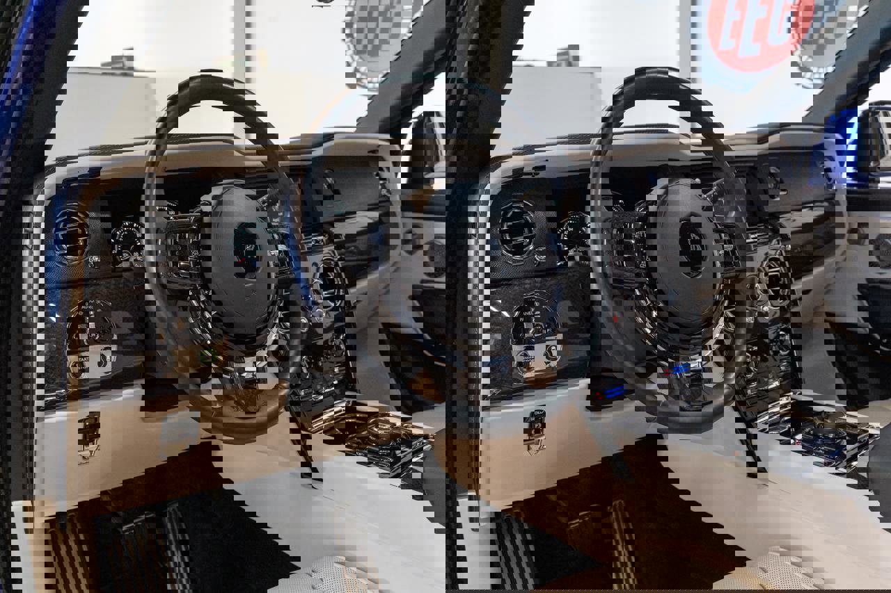 Used 2021 Rolls-Royce Cullinan Black Badge image 2