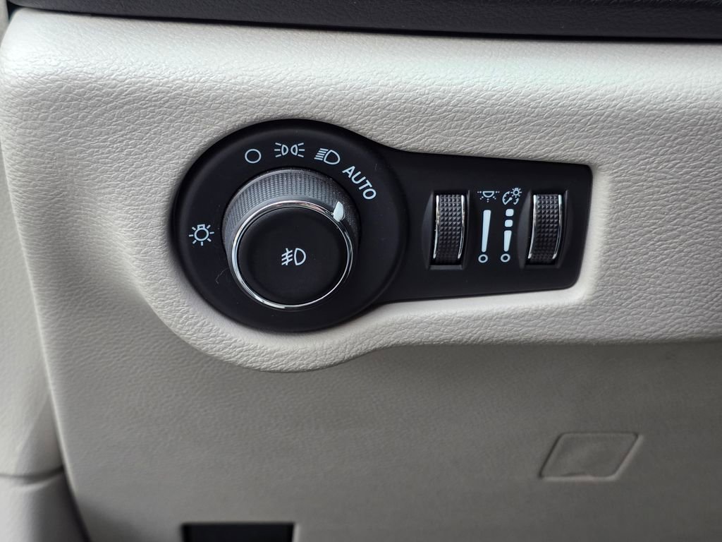 Used 2024 Chrysler Pacifica Touring-L image 14