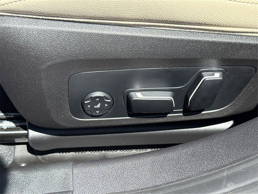 New 2025 BMW 330i Sedan w/ Convenience Package image 25