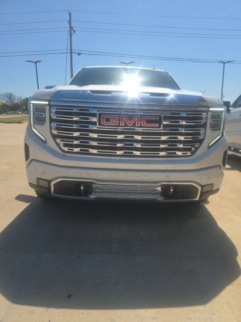 Used 2023 GMC Sierra 1500 Denali w/ Technology Package AWD/4WD image 4