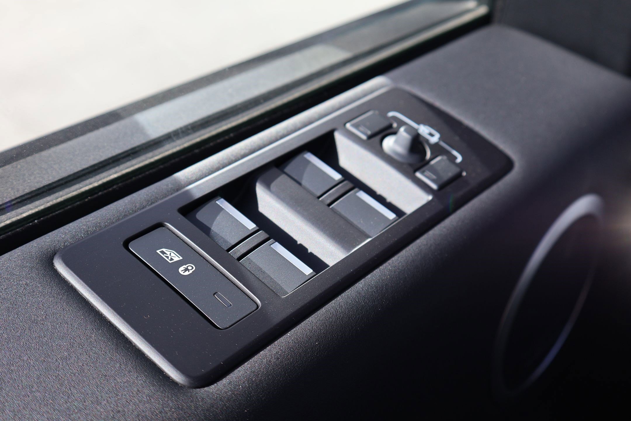 Certified 2025 Land Rover Discovery S image 13