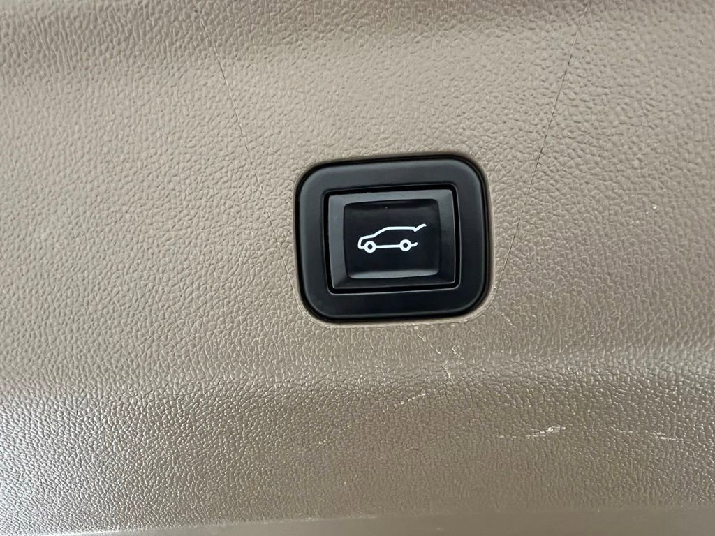 Used 2022 GMC Yukon XL Denali image 32