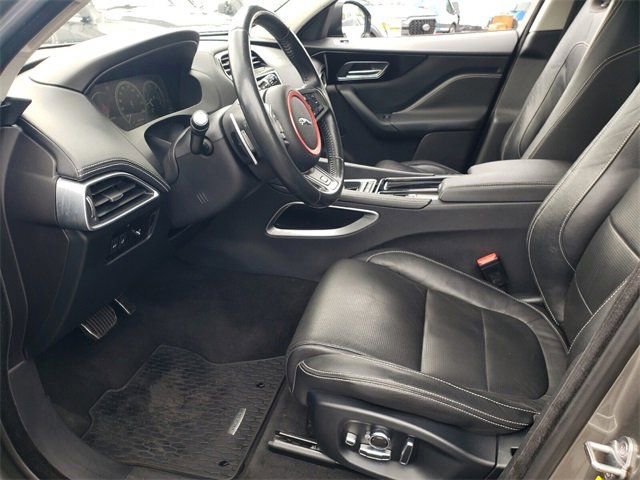 Used 2018 Jaguar F-PACE R-Sport image 3