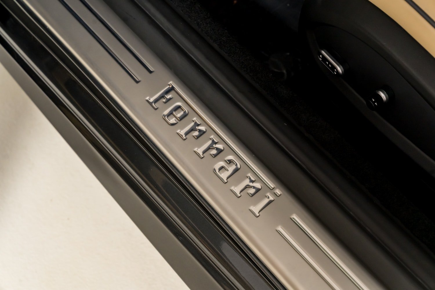 Used 2015 Ferrari California T RWD image 33