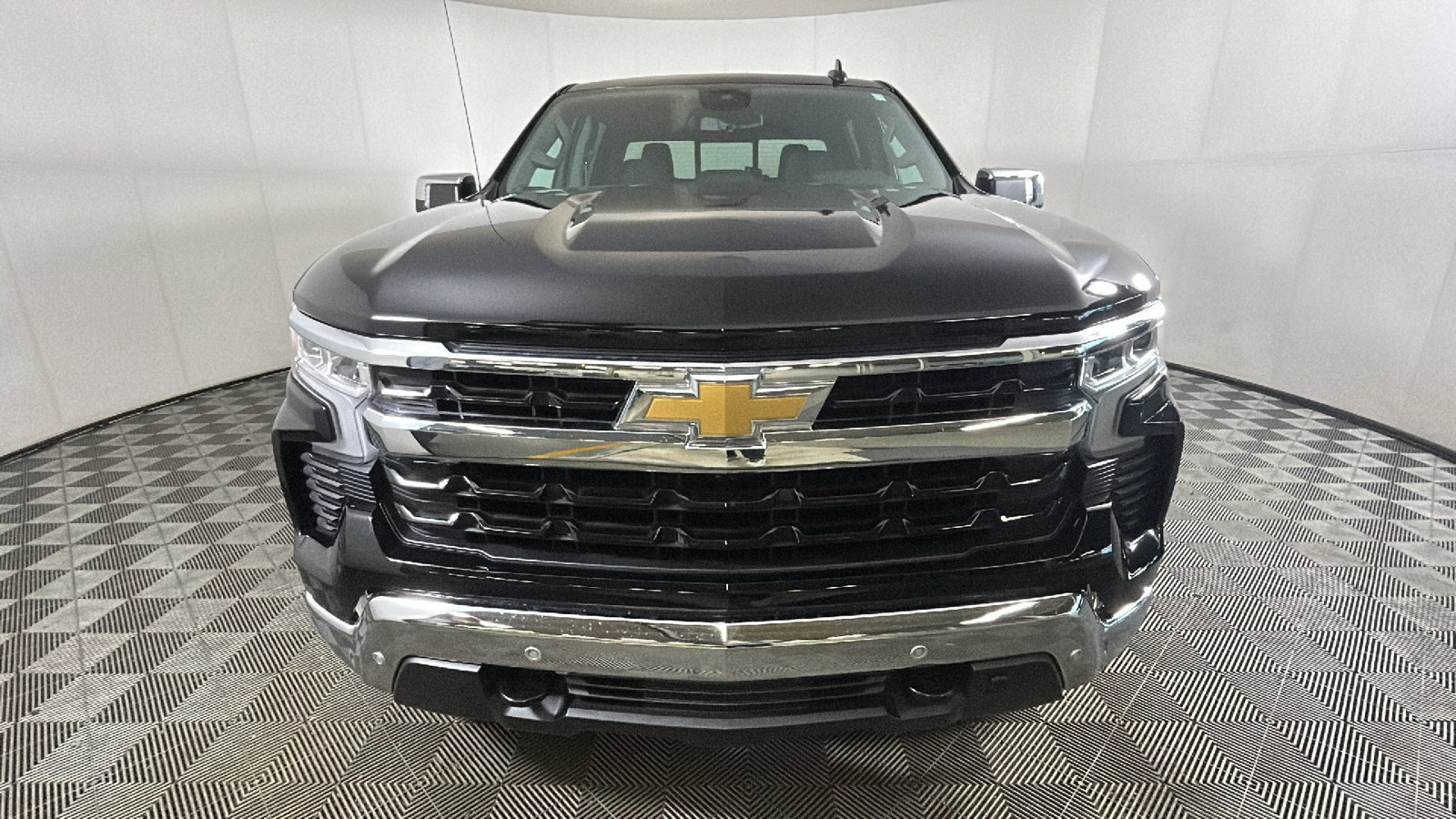 Used 2025 Chevrolet Silverado 1500 LT w/ Safety Package AWD/4WD image 9