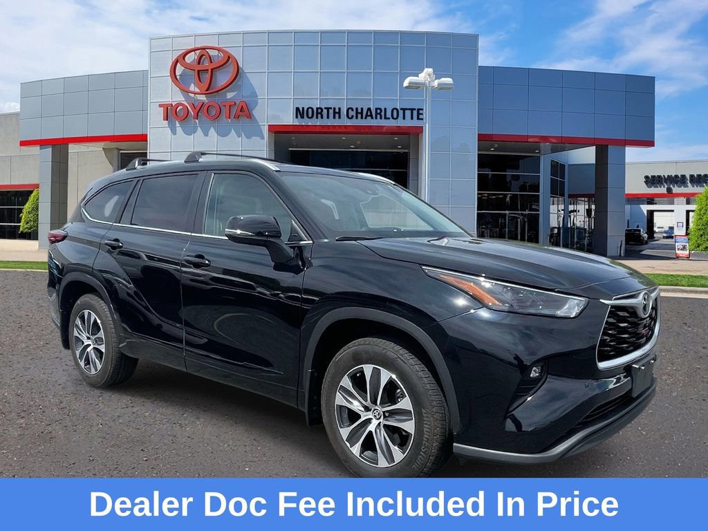 Used 2023 Toyota Highlander XLE image 1