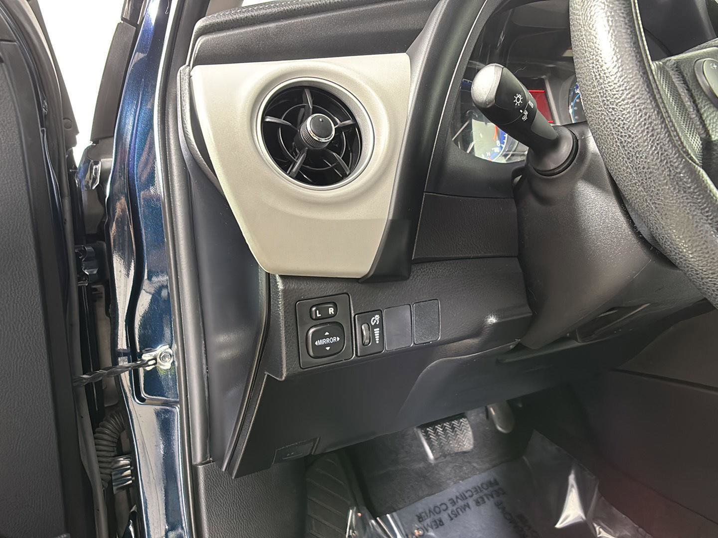 Used 2018 Toyota Corolla LE FWD image 28