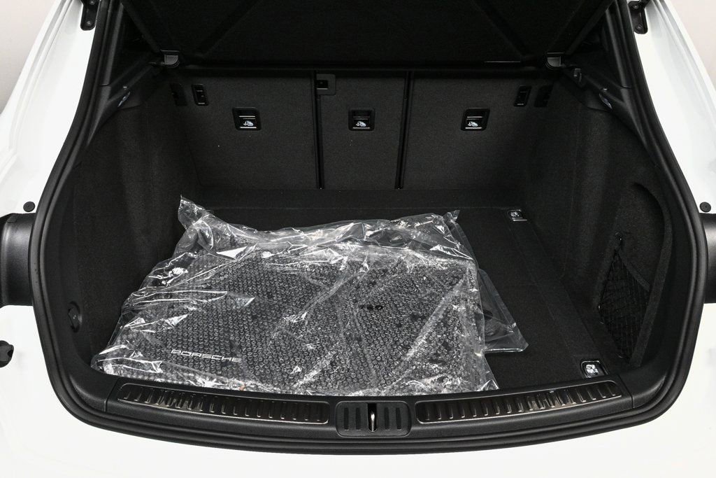 Certified 2026 Porsche Macan AWD/4WD image 31