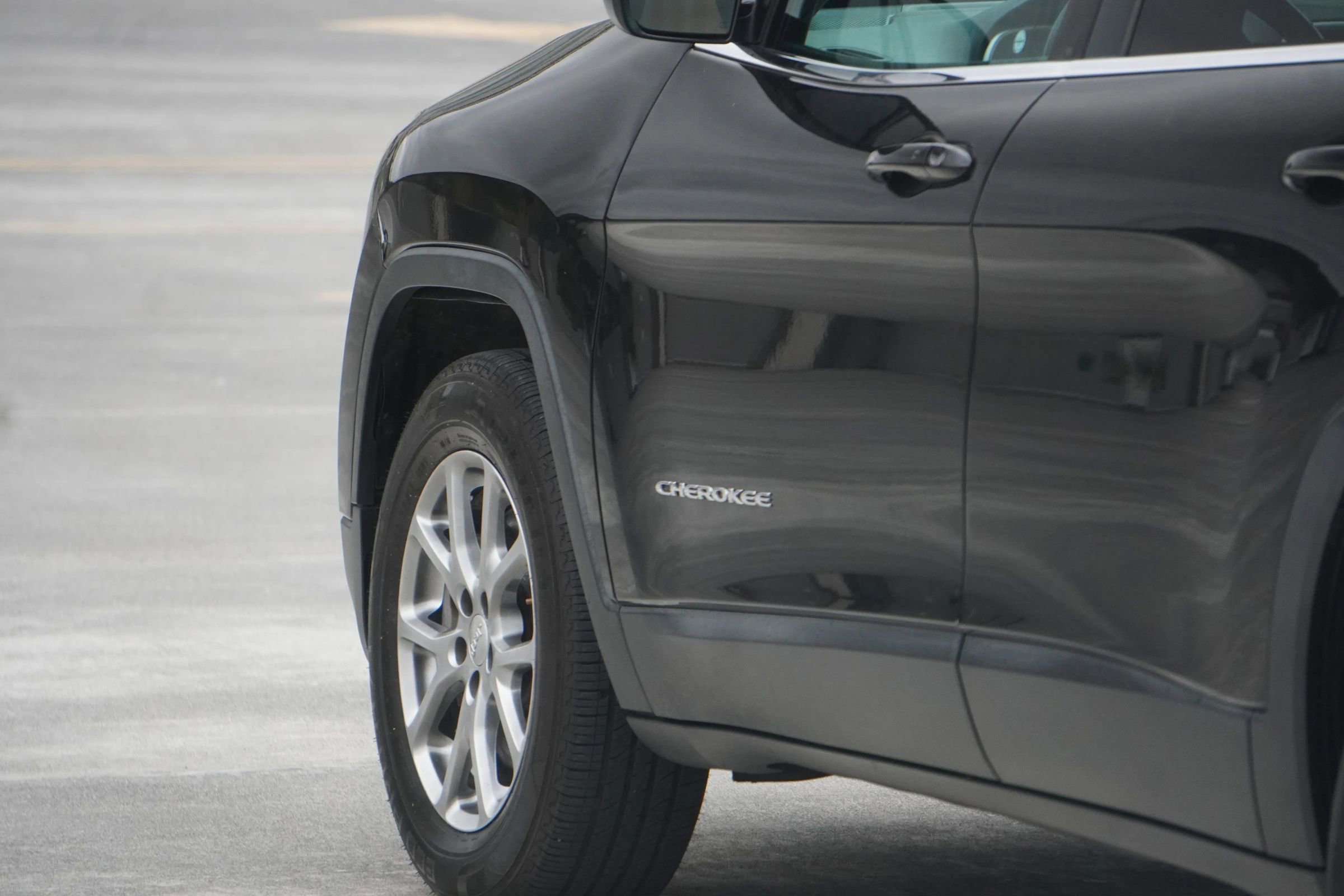 Used 2018 Jeep Cherokee Latitude Plus w/ Cold Weather Group image 36