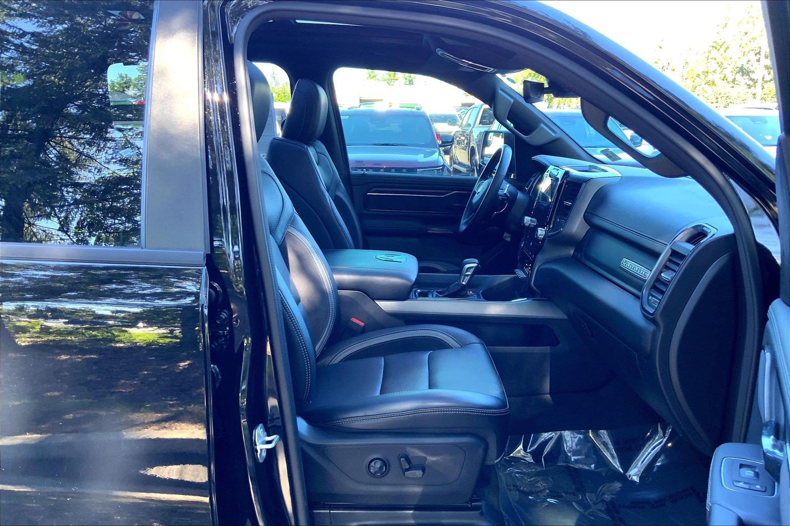 Used 2023 RAM 1500 Laramie AWD/4WD image 6