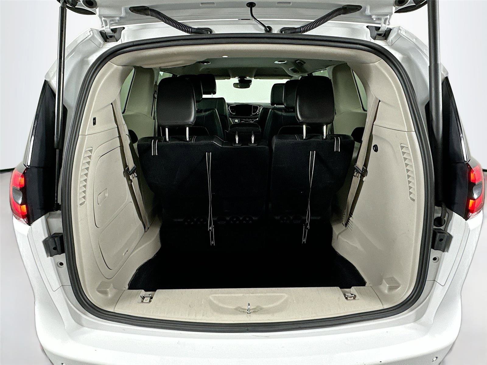 Used 2024 Chrysler Pacifica Select image 26