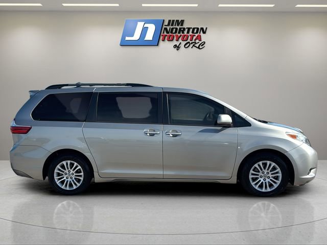 Used 2015 Toyota Sienna XLE w/ XLE Navigation Package image 4