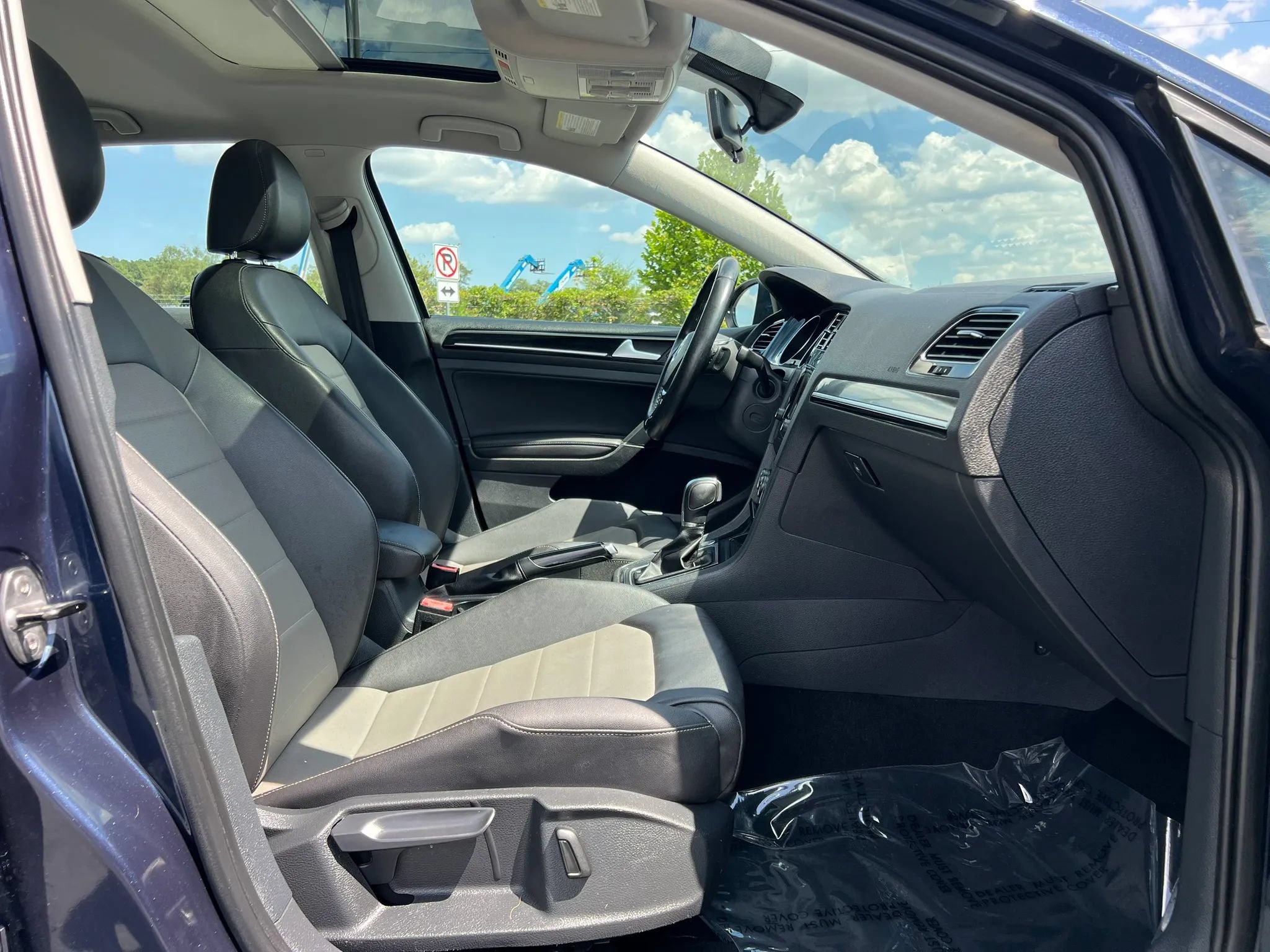Used 2015 Volkswagen Golf 4-Door FWD image 15