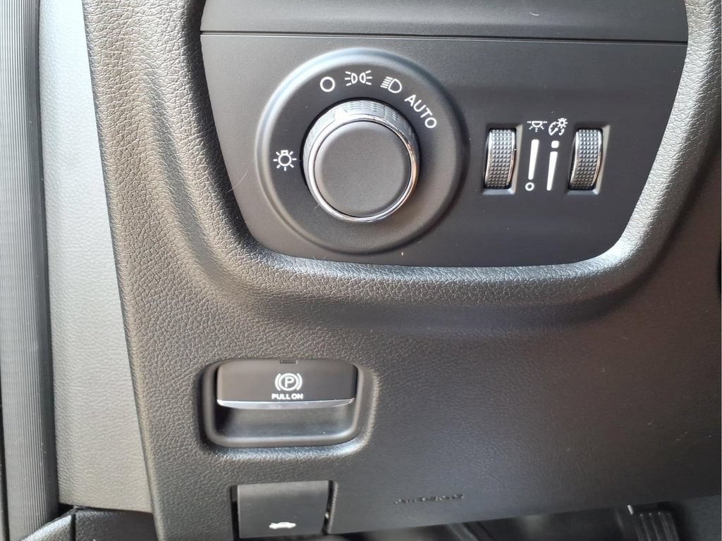 Used 2024 Jeep Grand Cherokee Altitude AWD/4WD image 24