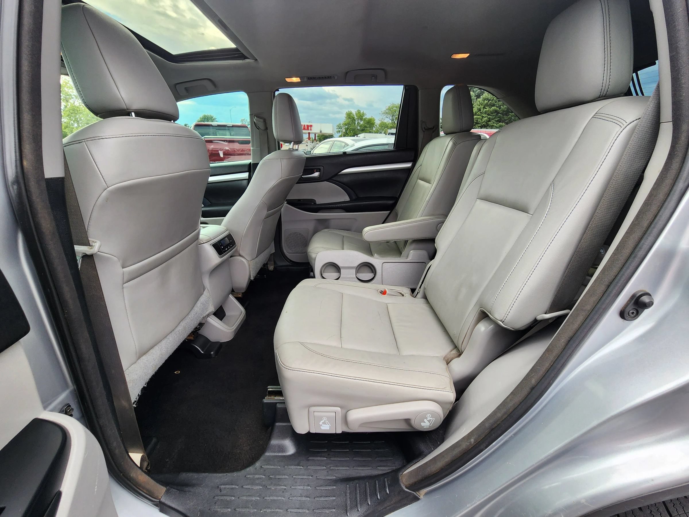 Used 2015 Toyota Highlander XLE AWD/4WD image 18