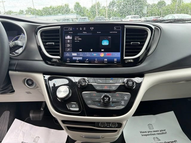 Used 2024 Chrysler Pacifica Touring-L FWD image 17