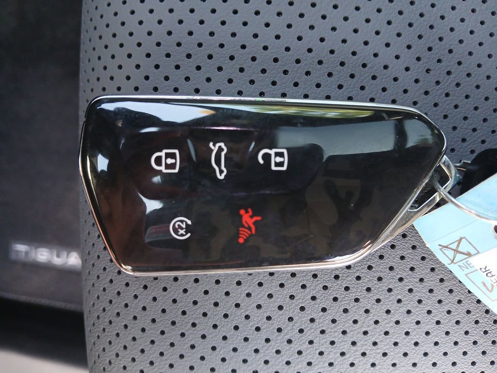 Used 2025 Volkswagen Tiguan SE R-Line image 28