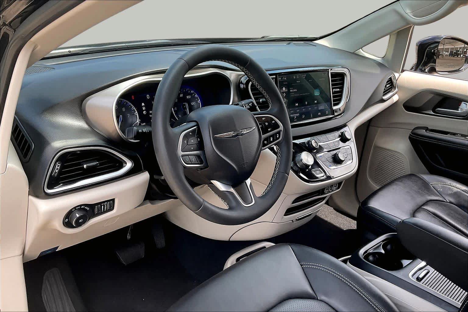 Certified 2024 Chrysler Pacifica Touring-L FWD image 17