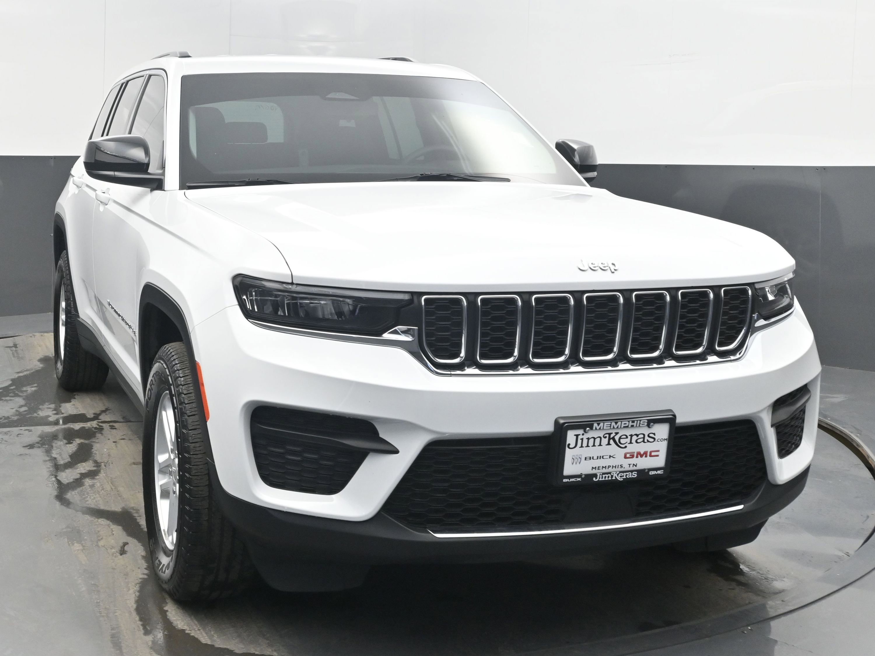 Used 2023 Jeep Grand Cherokee Laredo AWD/4WD image 3