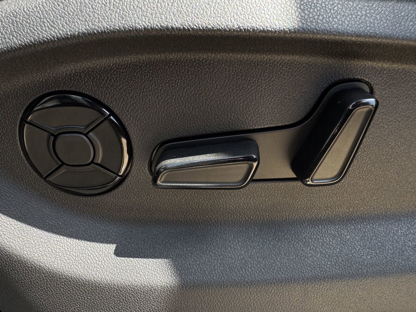 New 2026 Volkswagen Tiguan SE R-Line FWD image 27