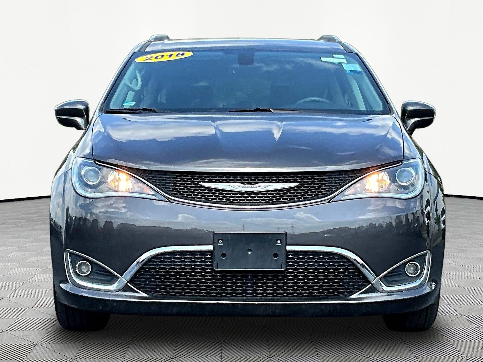 Used 2018 Chrysler Pacifica Touring-L Plus FWD image 2