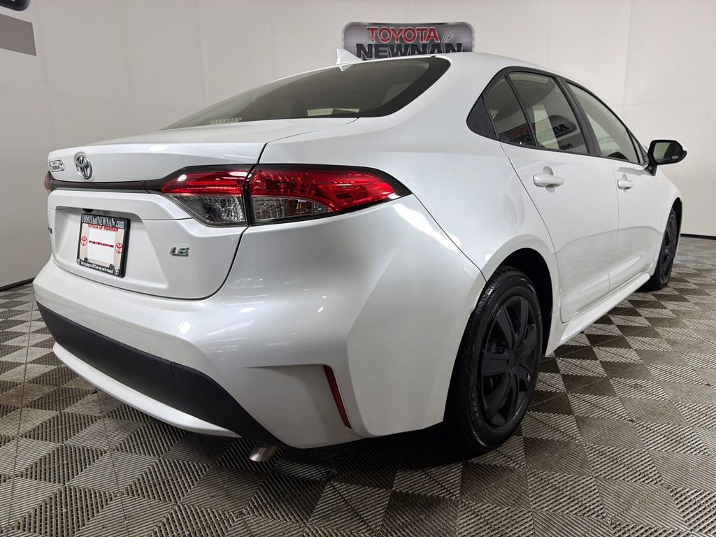 Used 2022 Toyota Corolla LE image 3