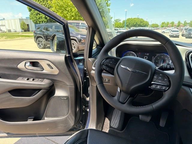 Used 2023 Chrysler Pacifica Limited w/ Uconnect Theater Family Group AWD/4WD image 20