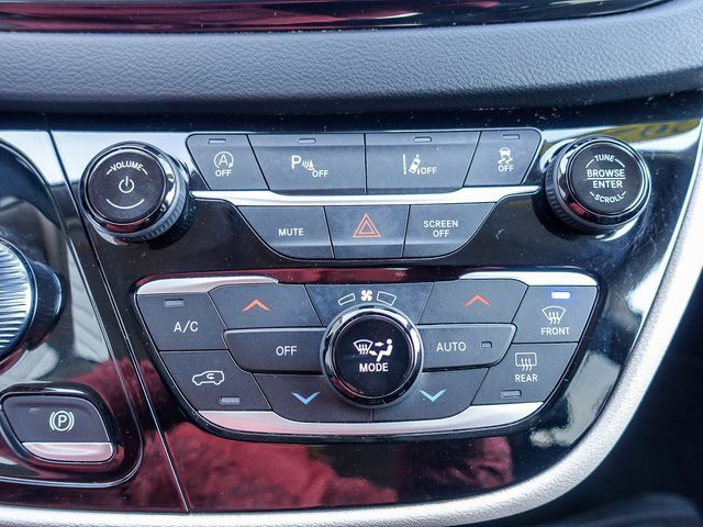 Used 2023 Chrysler Pacifica Touring-L image 14