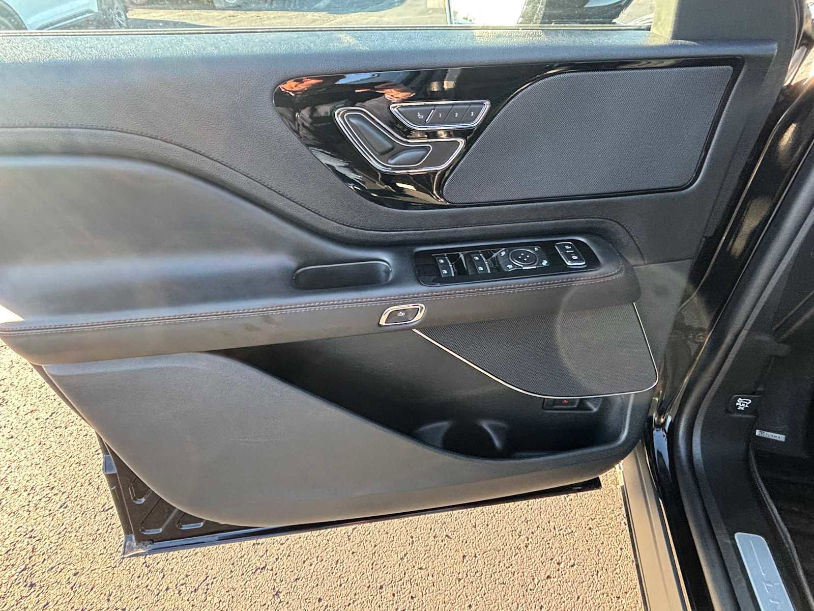 Used 2023 Lincoln Aviator AWD w/ Premium Package image 24