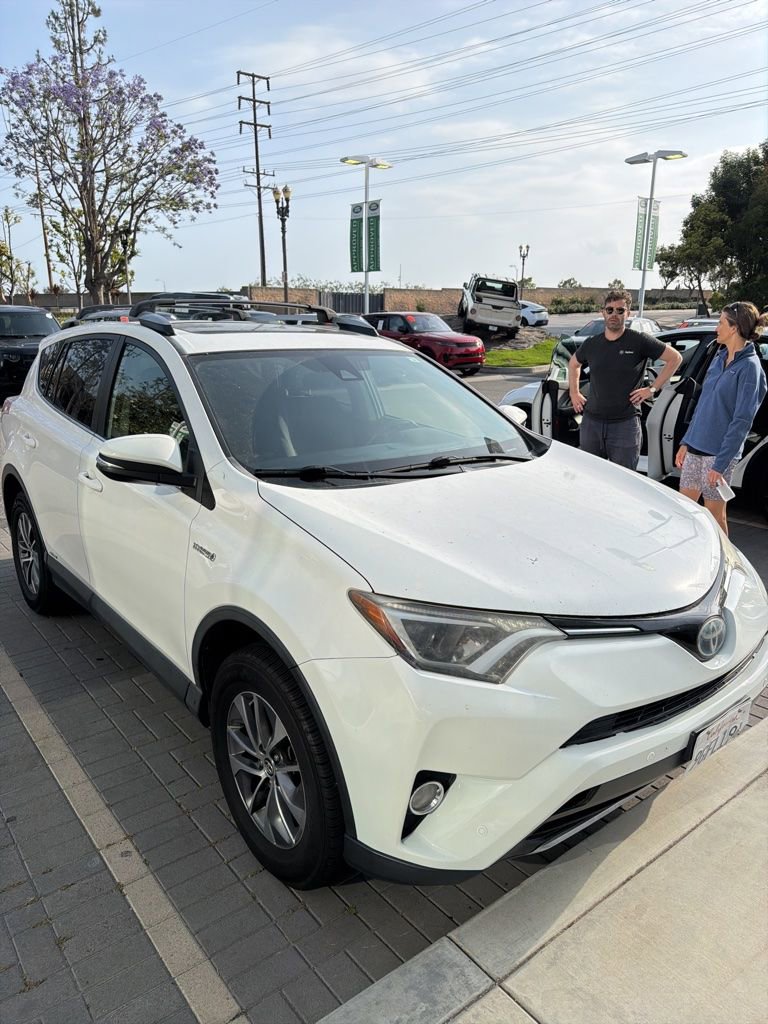 Used 2017 Toyota RAV4 XLE w/ Convenience Package AWD/4WD image 3