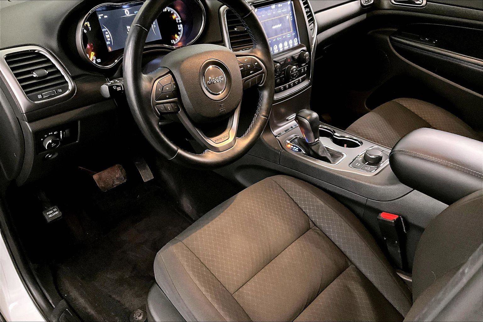 Used 2018 Jeep Grand Cherokee Laredo image 12