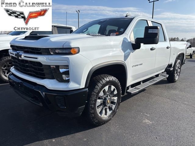 Used 2024 Chevrolet Silverado 2500 Custom image 2
