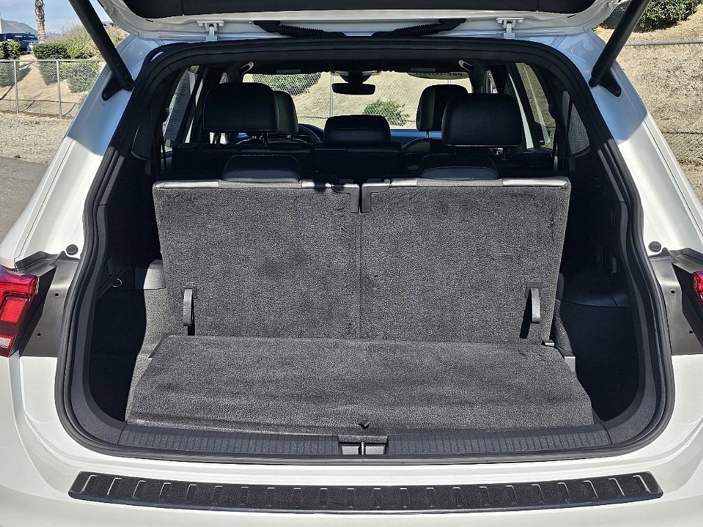 Used 2024 Volkswagen Tiguan SE R-Line image 11