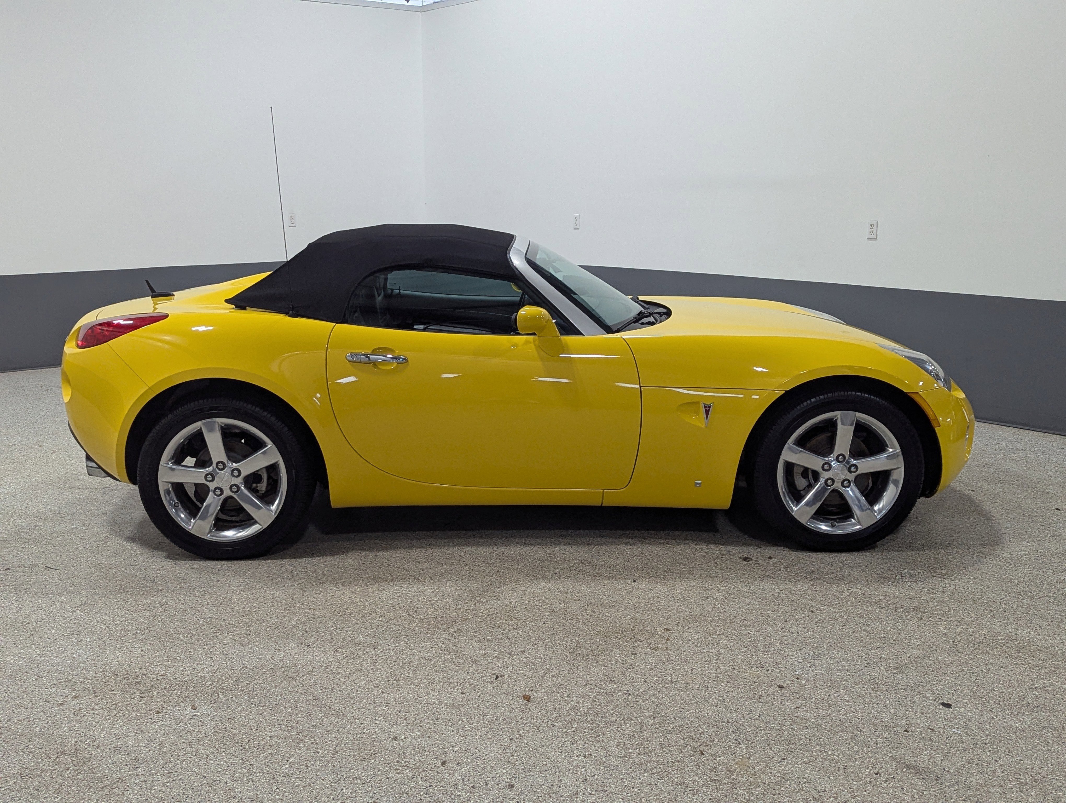 Used 2008 Pontiac Solstice Convertible w/ Premium Package image 2