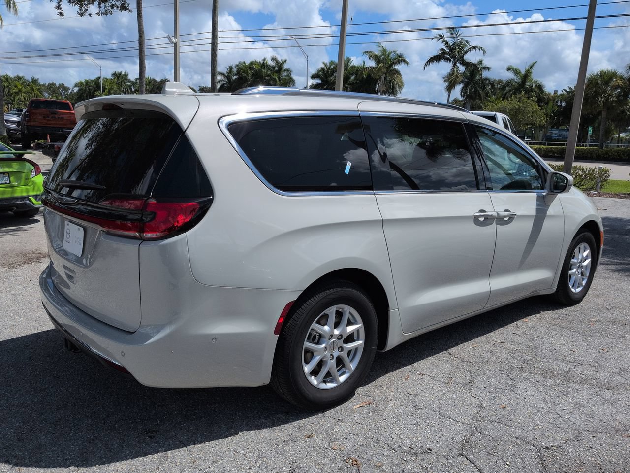 Used 2021 Chrysler Pacifica Touring-L w/ Premium & Safety Sphere Group FWD image 5