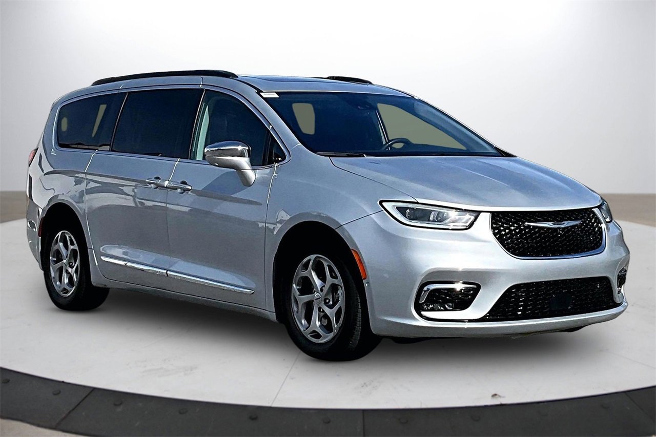 Certified 2022 Chrysler Pacifica Limited image 2