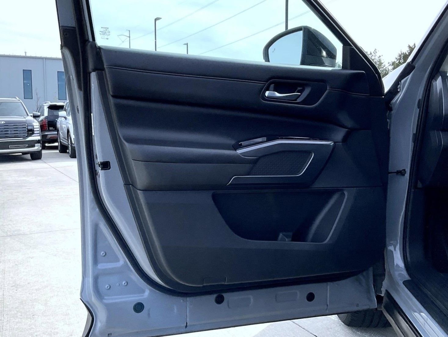 Used 2023 Nissan Pathfinder SL AWD/4WD image 9