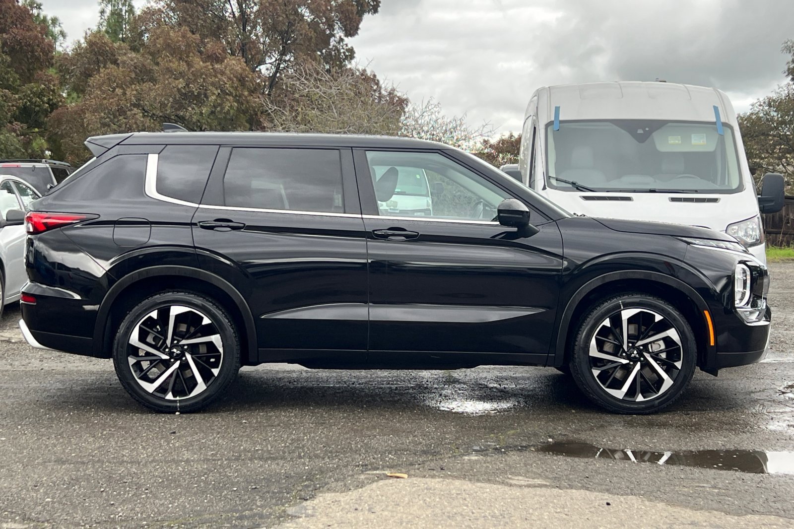 Used 2024 Mitsubishi Outlander SE image 3