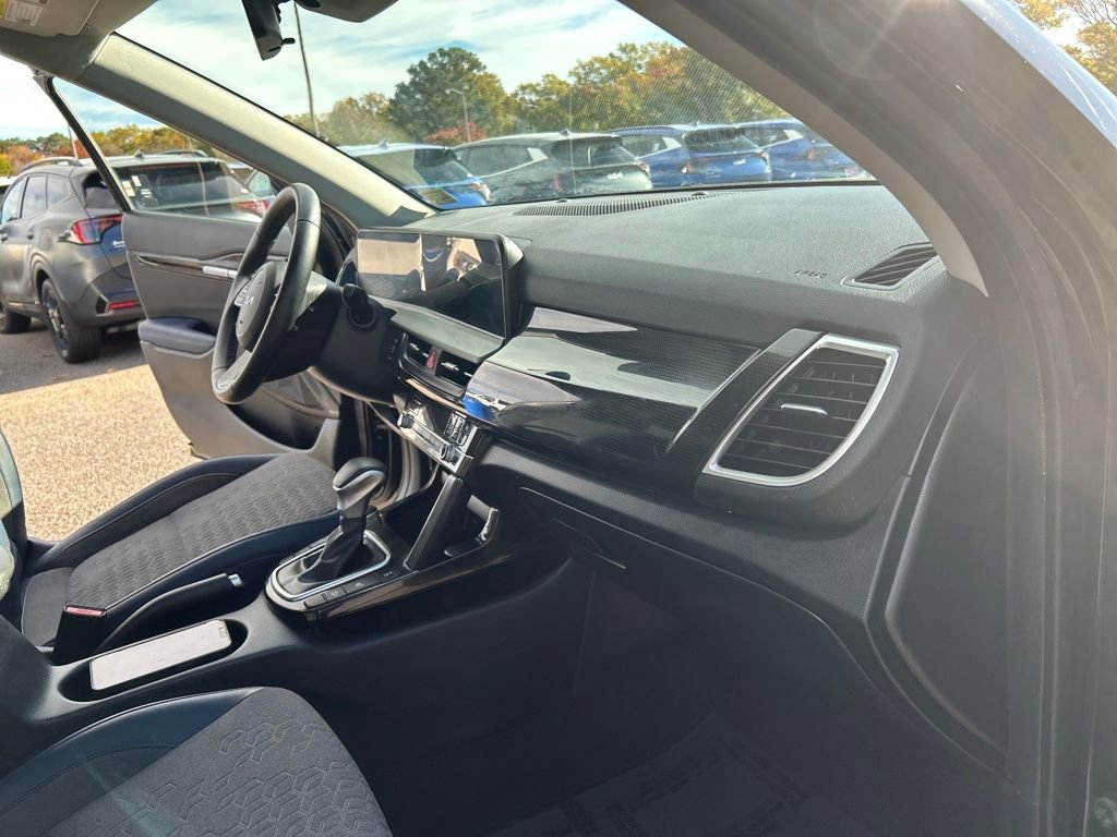 Certified 2025 Kia Seltos S image 28