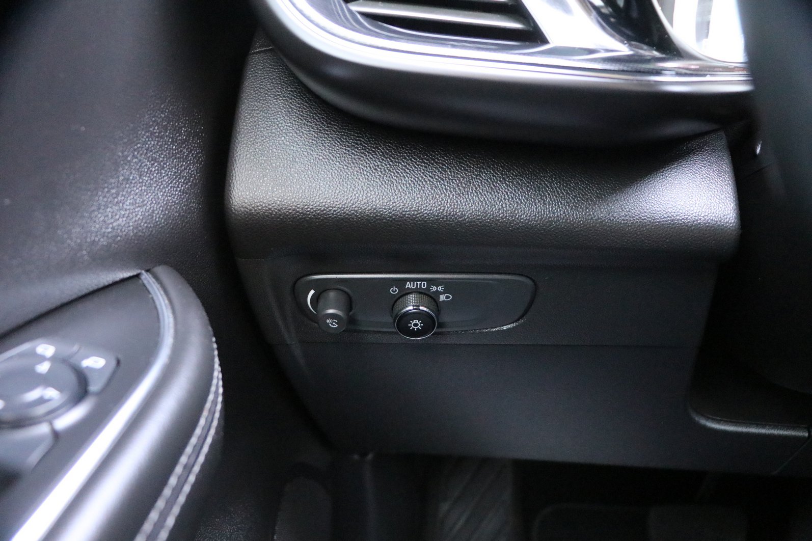 Used 2023 Buick Envision Essence AWD/4WD image 12
