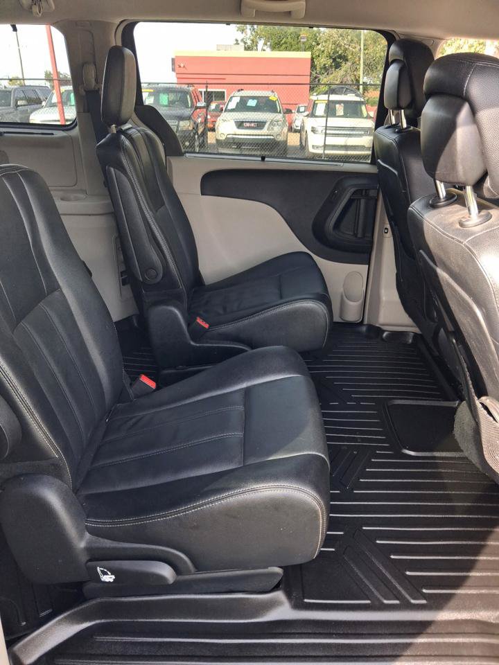 Used 2014 Chrysler Town & Country Touring FWD image 14