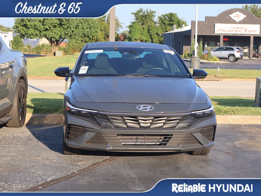 Used 2025 Hyundai Elantra Sport FWD image 4