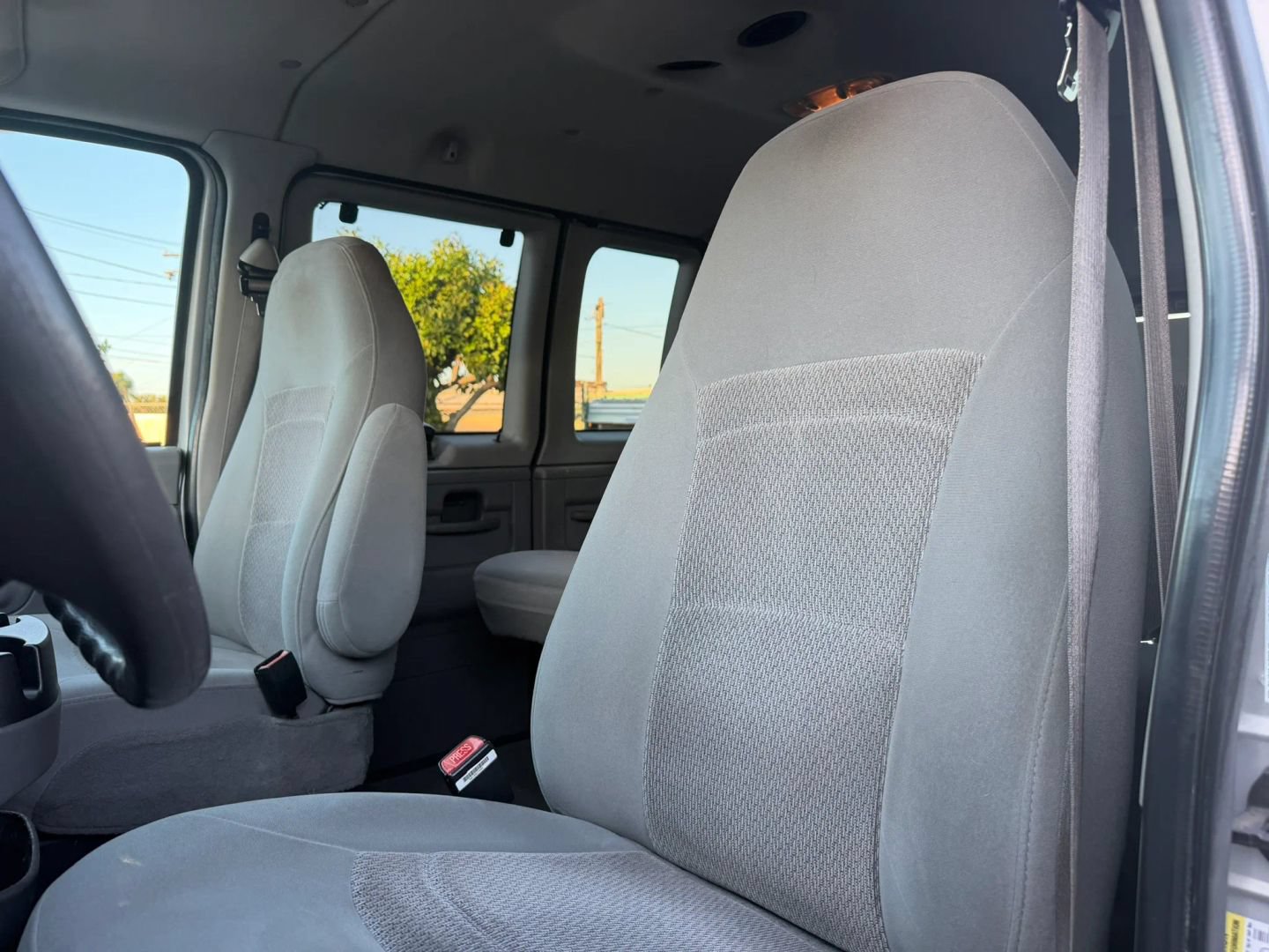 Used 2006 Ford E-350 and Econoline 350 XLT RWD image 10