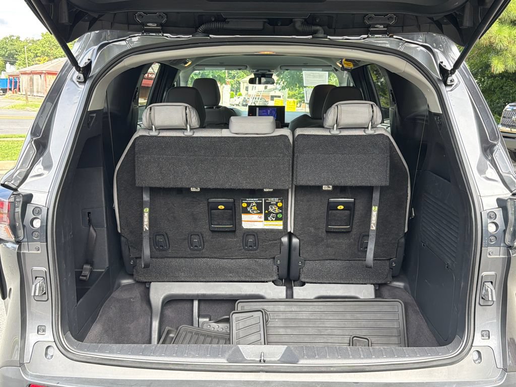 Used 2025 Toyota Sienna LE FWD image 5