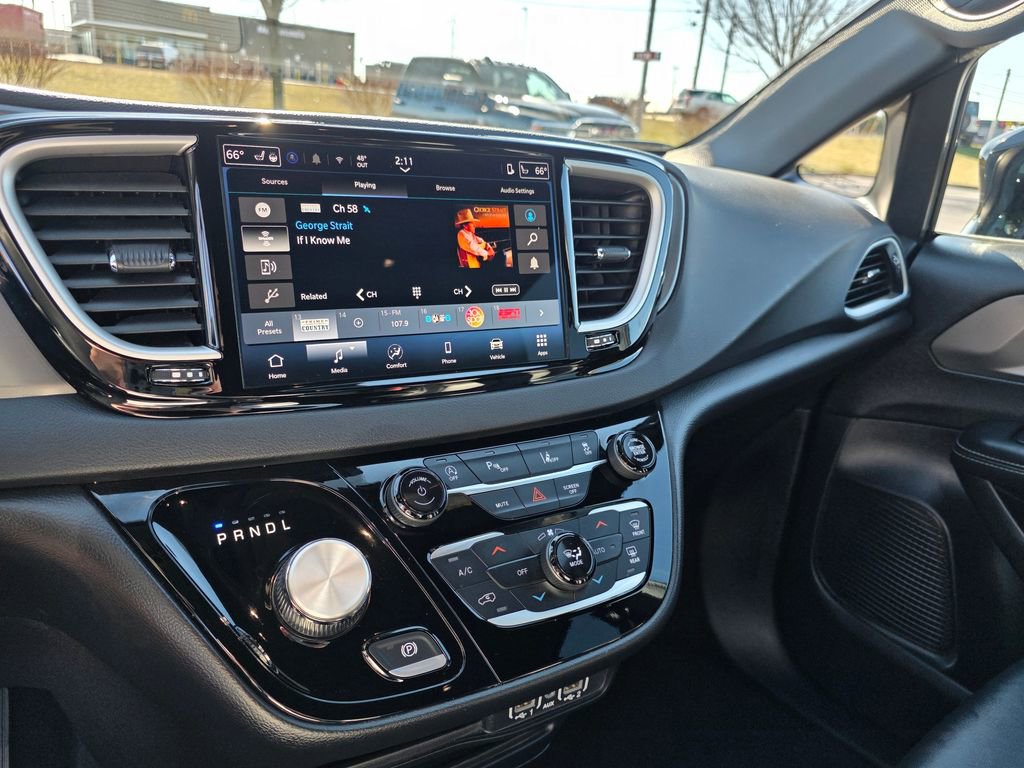 Used 2025 Chrysler Pacifica Select image 24