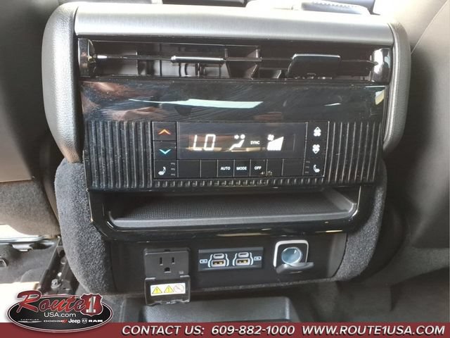 Certified 2024 Jeep Wagoneer Series II AWD/4WD image 28